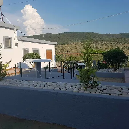 Guest house Petrit 3*